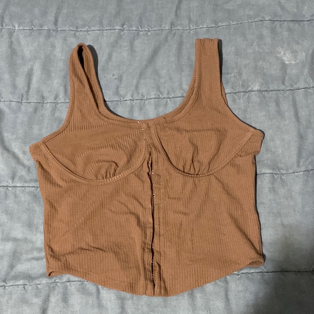Super cute crop tank no tags I think it’ll fit a med to large ribbed